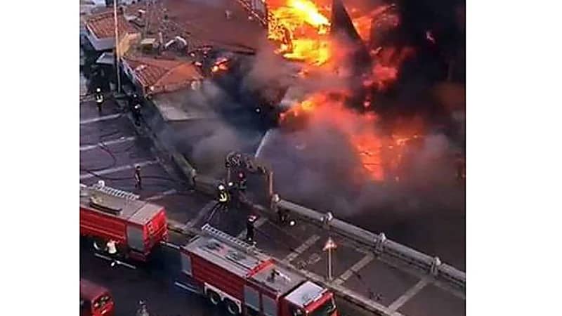 حريق هائل يلتهم ٤ مطاعم شهيرة بمحافظة الأسكندرية المصرية