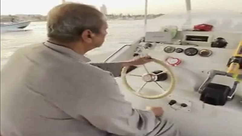 لشغفه الكبير بالبحر.. طيار متقاعد يروي قصة تحوله من قائد طائرة لقائد قارب.. فيديو