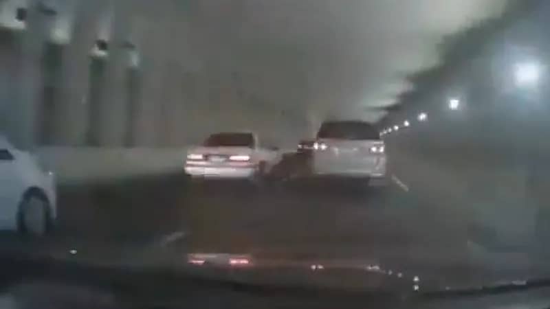 انقلاب سيارة قائد متهور بنفق الأندلس في جدة.. فيديو