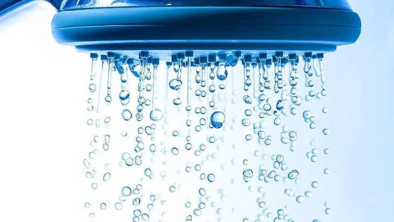 خبراء الجلدية يثيرون جدلا واسعا حول عدد مرات الاستحمام