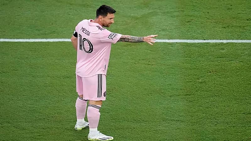 زوجة ميسي : زوجي قلد بطل خارق في احتفاله بأهدافه