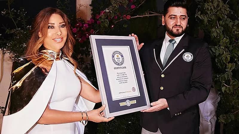 فستان نجوى كرم يدخلها موسوعة جنيس