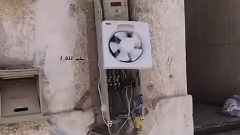 درجات الحرارة خرجت عن السيطرة مواطن يضع مروحة لعداد الكهرباء  ..  فيديو