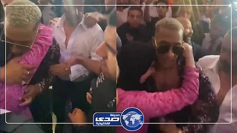 معجبه تفقد شعورها لحظة رؤيتها للفنان محمد رمضان وتحتضنه والجمهور : الحجاب ديكور.. فيديو