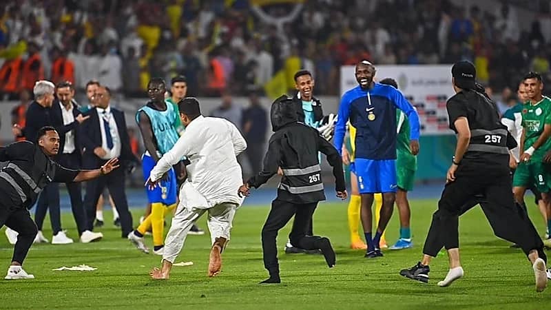 ردة فعل محترف النصر فوفانا بعد اقتحام مشجع .. فيديو