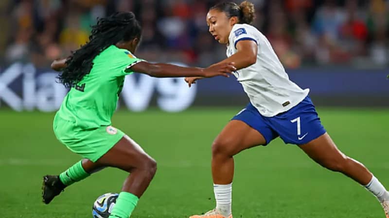 الفيفا يعاقب نجمة منتخب إنجلترا بعد تعمدها دهس منافستها النيجيرية