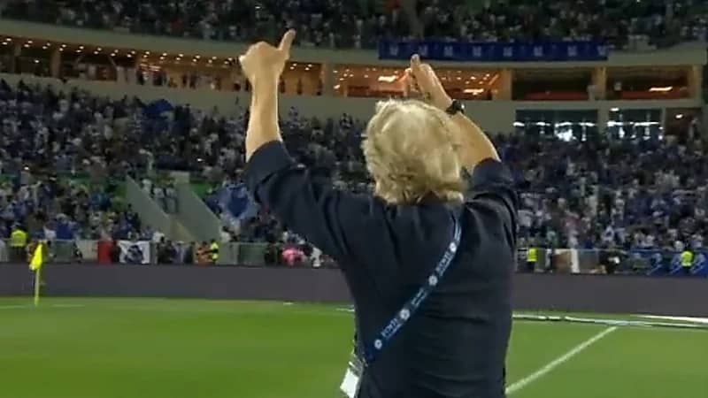 جيسوس يحتفل مع جمهور الهلال .. فيديو