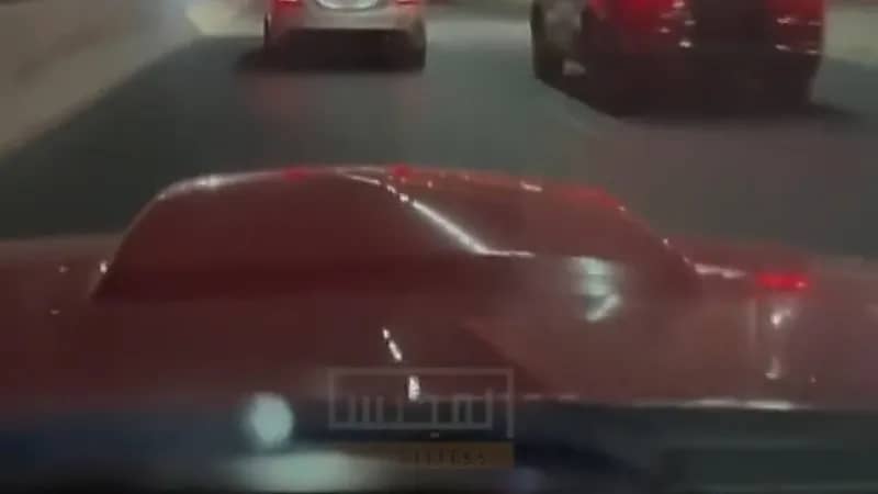 فتاة تبصق على شاب بعد توجيه اللوم لها بعدم الانتباه أثناء القيادة .. فيديو