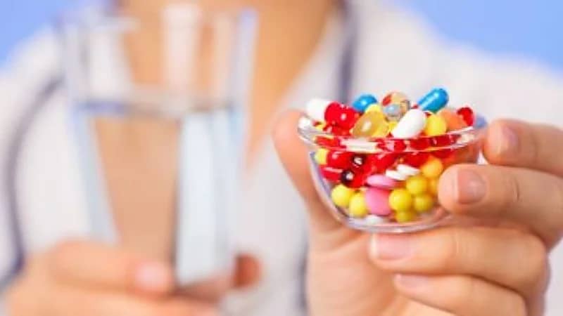 استشاري باطنة يكشف مخاطر الإفراط في تناول المضادات الحيوية.. فيديو