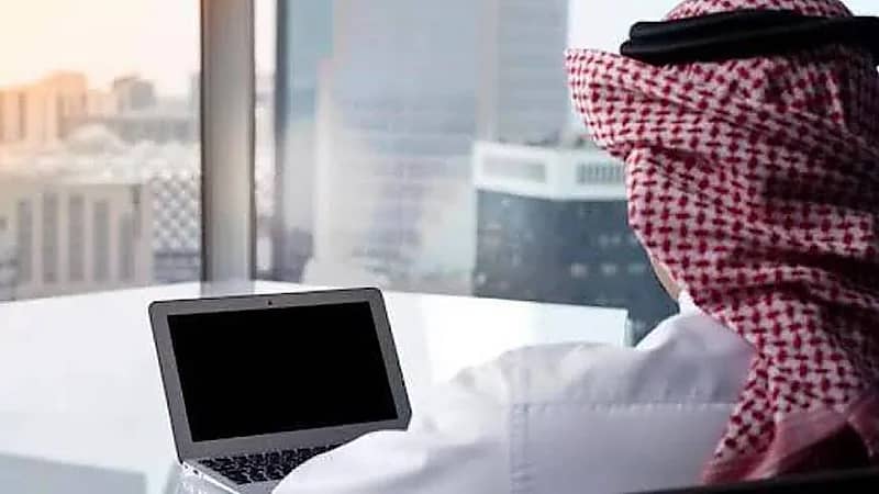 محامي يؤكد أن فزعة الزميل لزميله لتغطيته في الدوام جريمة جنائية