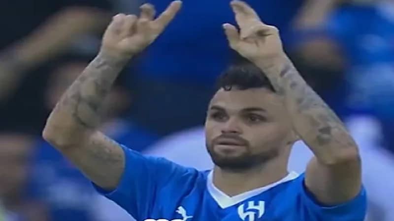 ميشائيل يحسب الوقت الذي استغرقه حارس نافباخور للعب ضربة المرمى .. فيديو