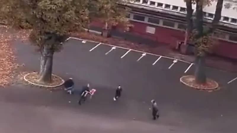 عشريني يطعن معلمه السابق بسكين في فرنسا..فيديو