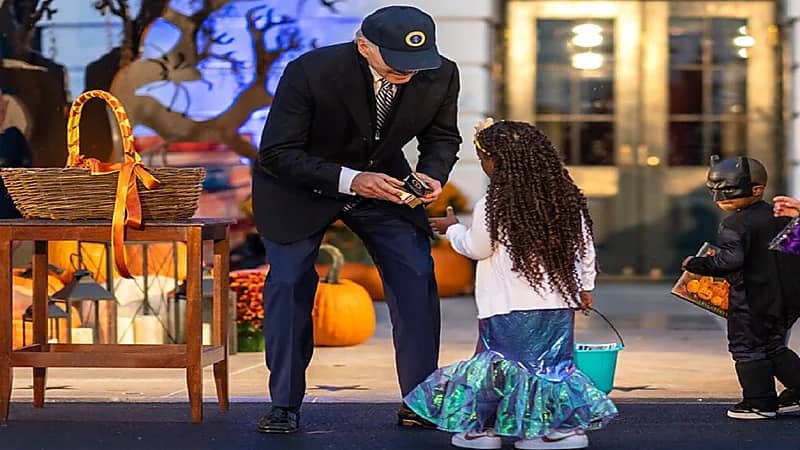 بايدن يهمس بشكل مخيف في أذن طفل..فيديو