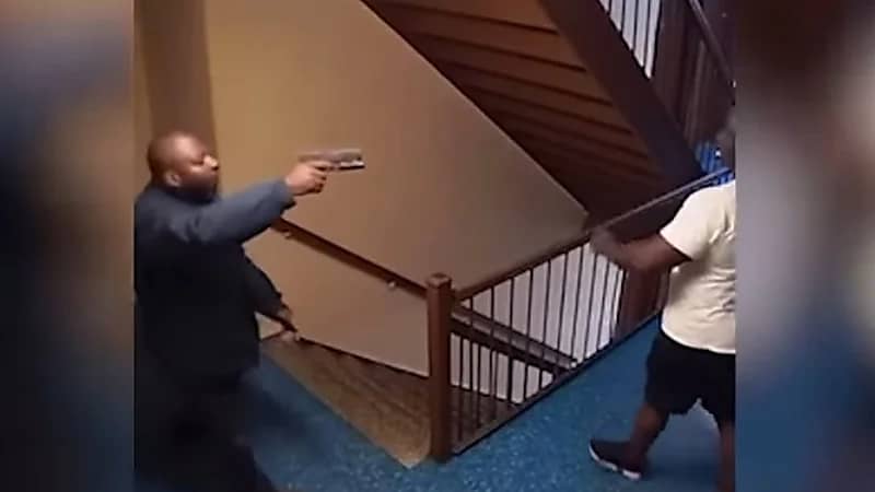 شخص يقتل جيرانه بسبب الضوضاء..فيديو