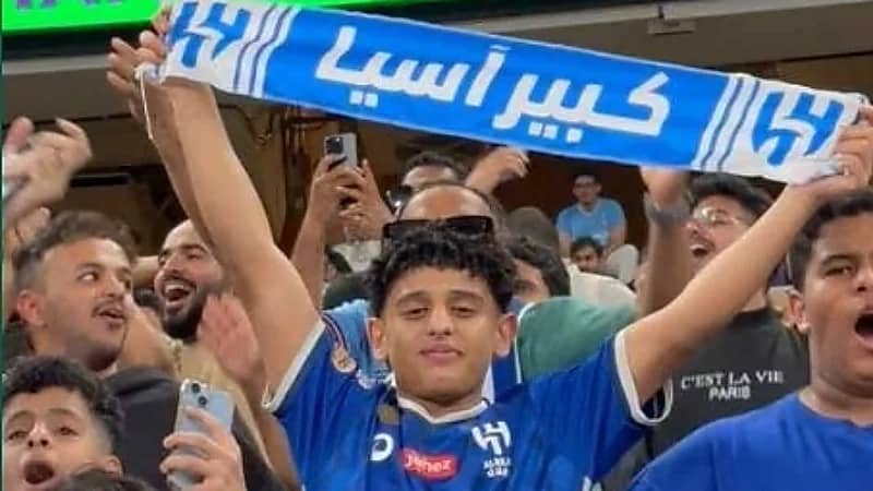 لافتة كبير آسيا تزين مدرجات مانشستر سيتي وأوراوا .. فيديو