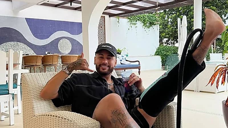 نيمار مبتسمًا في أحدث ظهور له خلال جلسة العلاج طبيعي