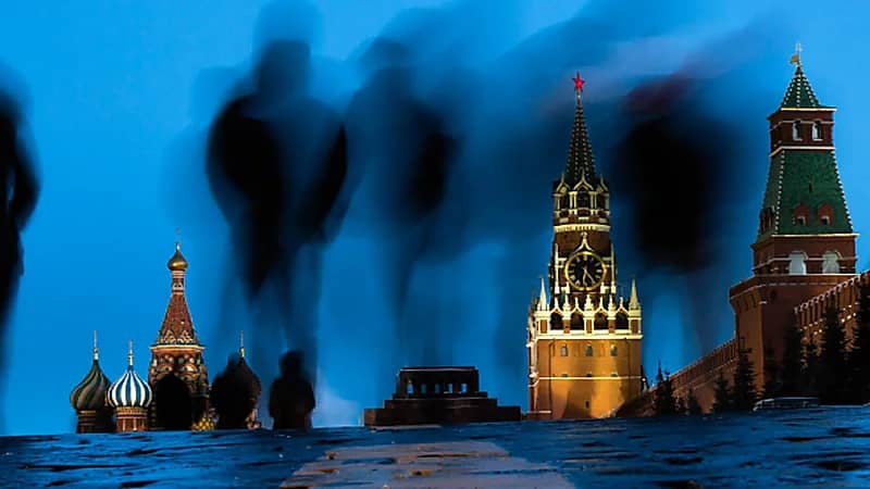 مشاهير في موسكو يحضرون حفلا بملابس داخلية