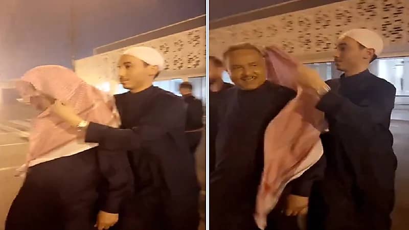 تصرف لافت من عبدالرحمن تجاه والده فنان العرب .. فيديو