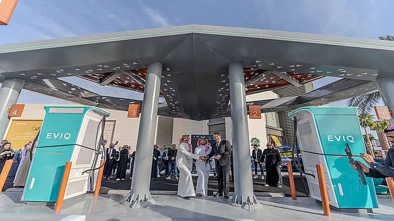 أول محطة شحن فائقة السرعة للسيارات الكهربائية في الرياض..فيديو