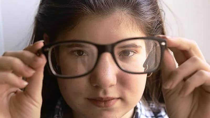 فتاة بريطانية تفقد بصرها بطريقة غريبة