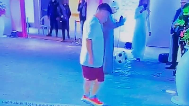 برازيلي يدخل موسوعة جينيس لتحطيمه الرقم القياسي لعدم سقوط الكرة  .. فيديو