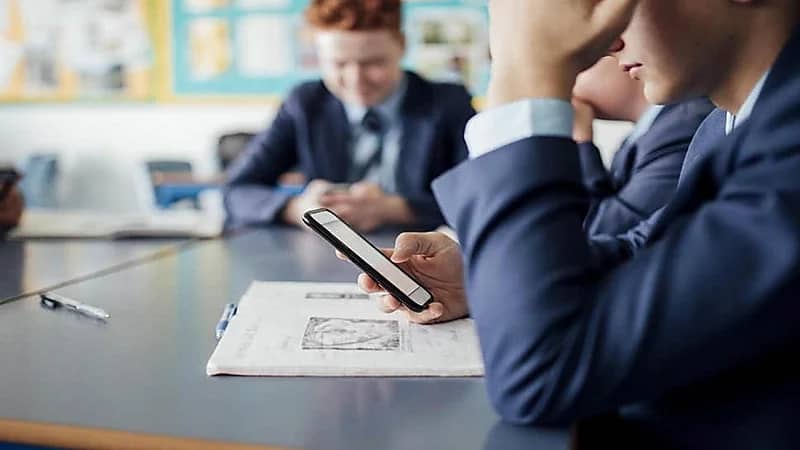 خطر صحي قد يحدث عند استخدام الهاتف لمدة ساعتين فقط يوميا