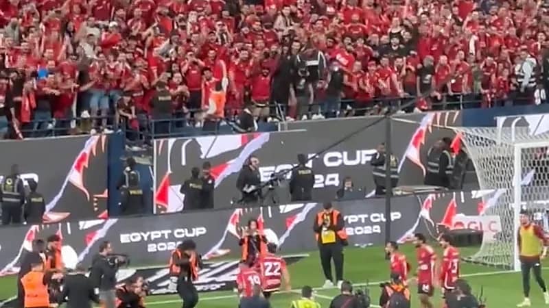 احتفال لاعبو الأهلي مع الجماهير بلقب كأس مصر .. فيديو