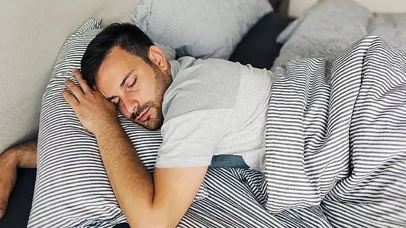 استشاري : الإنسان يحتاج من 5 لـ 10 أيام لتعديل موعد نومه بعد رمضان.. فيديو