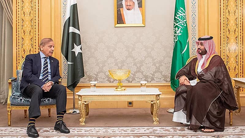 ولي العهد يستقبل رئيس وزراء باكستان