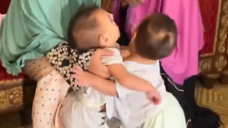 ‎نقل التوأم السيامي الفلبيني “أكيزا وعائشة” للرياض تمهيداً لعملية فصل..فيديو