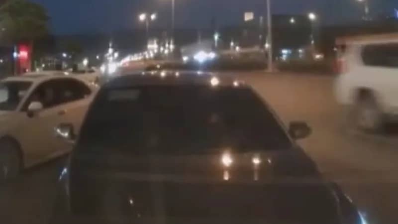 بكاء فتاة بعد حصولها على أول مخالفة مرورية .. فيديو