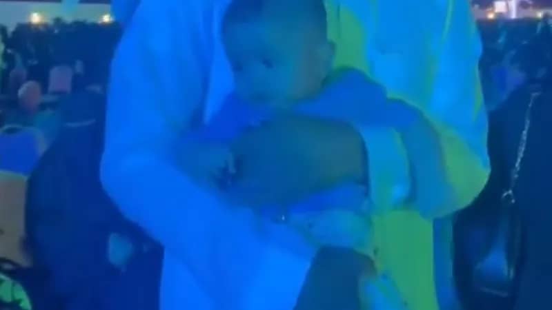 أصغر الحضور في حفل تخريج طلاب ⁧‫جامعة حائل‬⁩ يلفت الأنظار .. فيديو