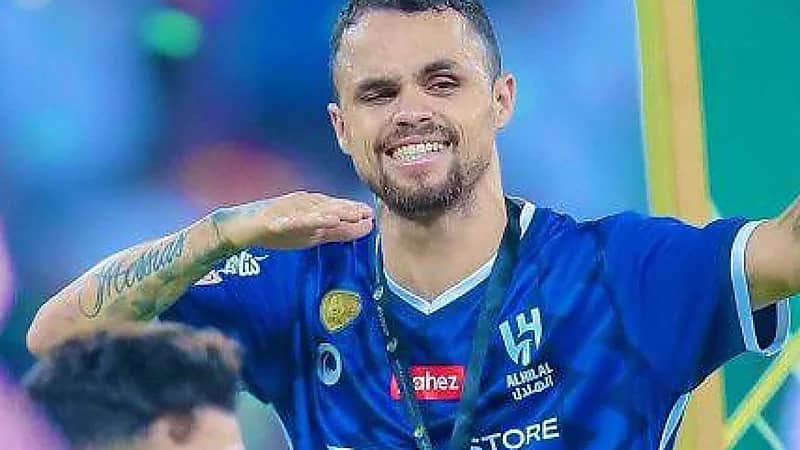 ميشيل يحتضن كأس دوري روشن .. فيديو