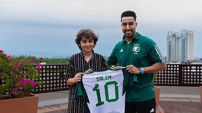 إشادة إعلامية باكستانية لسالم الدوسري بعدما لبى أمنية الطفل  .. فيديو