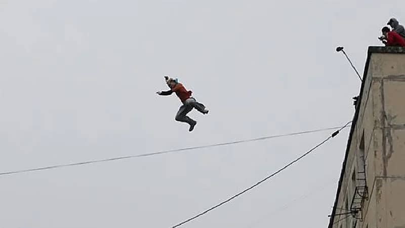 امرأة ترمي زوجها من سطح منزلهما بسبب عدم الذهاب معها للسوق