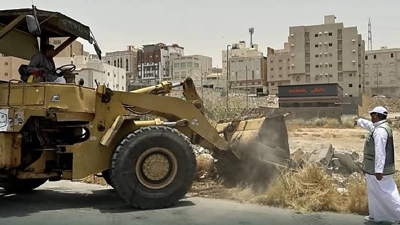 إزالة تعديات على حديقة عامة بجدة .. صور
