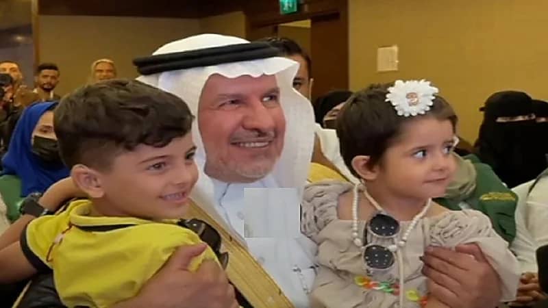 الربيعة يحتضن طفلين سوريين بعد استعادهما حاسة السمع ..فيديو