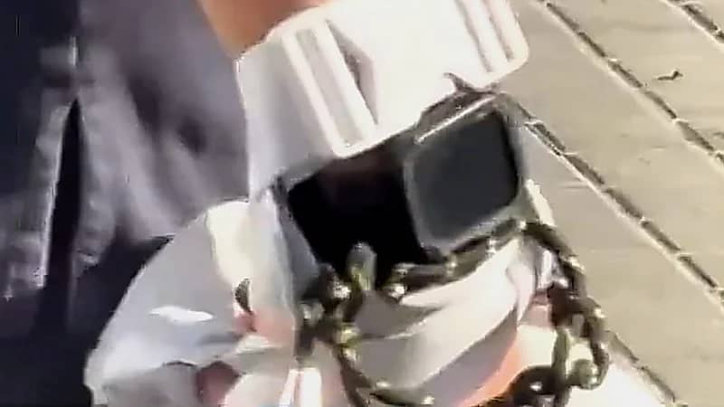 تفاديًا لسرقتها  ..  مشاهد لانتشار ربط الهواتف بالأيدي في برشلونة  ..  فيديو