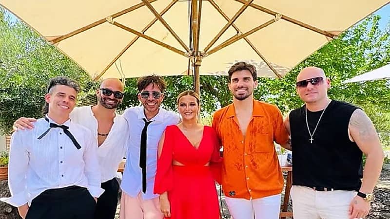 نيفيز ينشر صورة له مع اصدقائه خلال اجازته