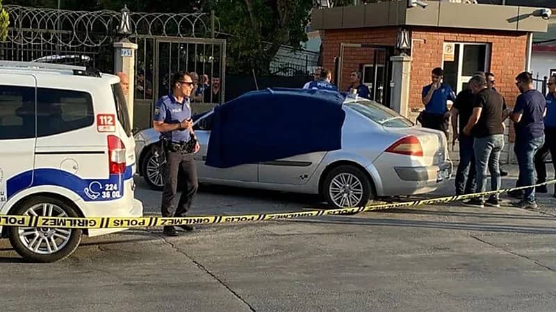 تخلص من زوجته ونقل جثتها الى مركز الشرطة ..صورة