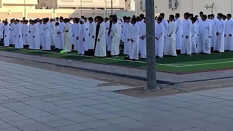 انتظام الحضور الصباحي للطلاب عبر البصمة في إحدى مدارس المدينة المنورة   .. فيديو