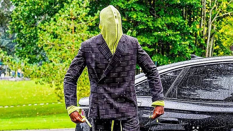 لاعب مقنع يثير جدلا في معسكر فرنسا .. فيديو