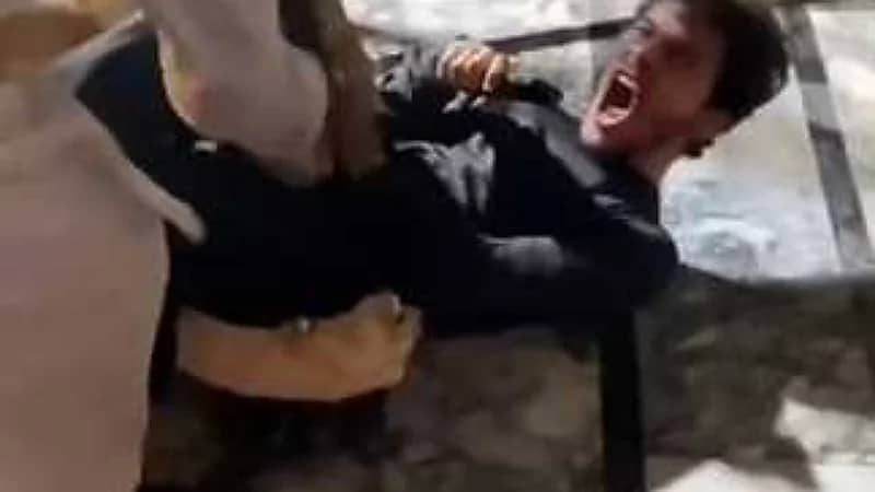 بسبب صورة "سيلفي" .. أسد يهاجم رجلا في لاهور .. فيديو