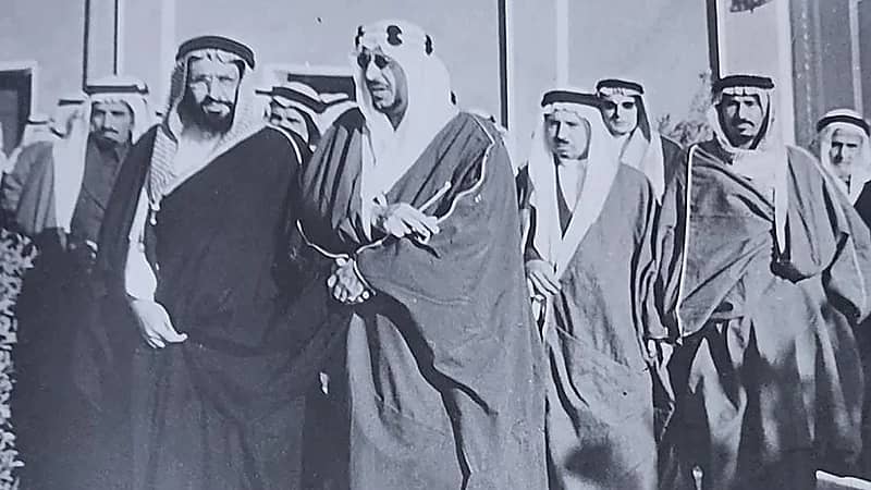 صورة نادرة للملك سعود بن عبدالعزيز والأمير سعود بن جلوي بقصر الناصرية