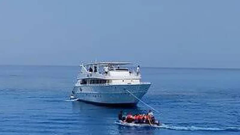 إنقاذ 25 سائحاً بعد تعرّض مركب سفاري لخطر الغرق