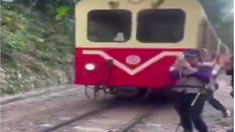 "سيلفي" ينتهي بإصابة سائحة بعد اصطدام قطار بها في تايوان.. فيديو