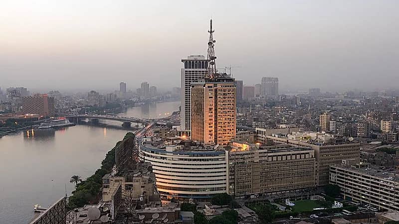 مجهولون يهددون مسؤول مصري ويحطمون زجاج سيارته
