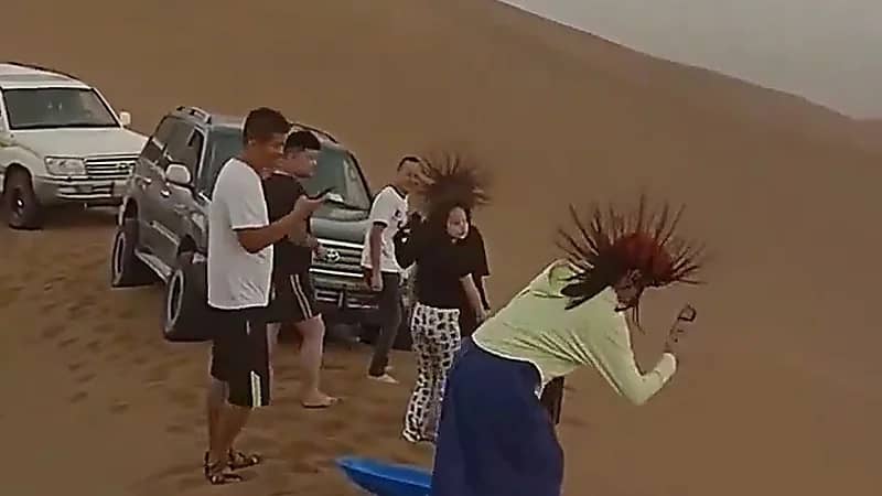 فتيات يتفاجئن بشعرهن منتصب في الهواء والمسند يحذر.. فيديو