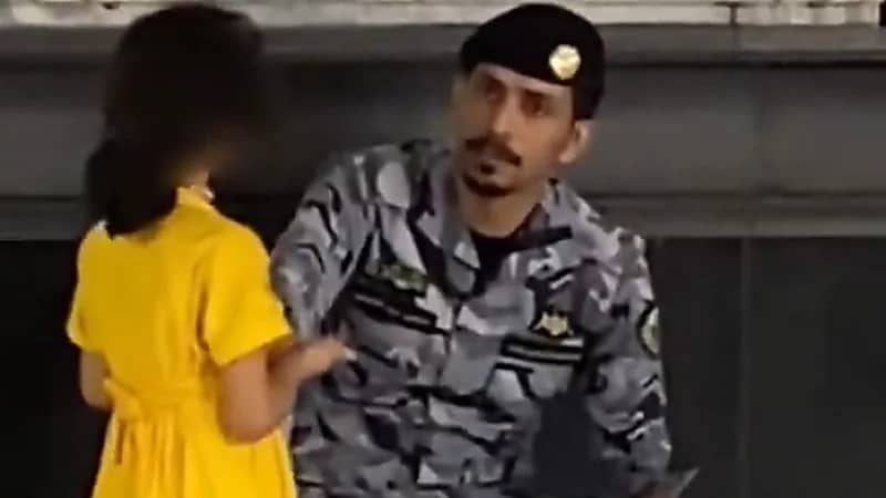 إنسانية رجل الأمن في التعامل مع طفلة تائهة في الحرم المكي ..  فيديو
