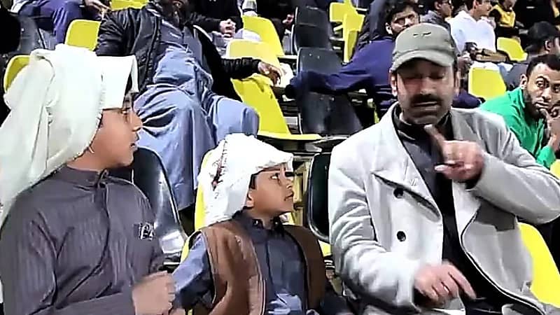 طفل يشرح لوالده أحداث المباراة بلغة الإشارة  .. فيديو